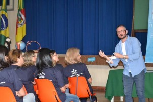 Em Encontro de Educadores, os docentes assistiram à palestra sobre desafios pedagógicos para o século XXI