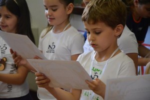 Estudantes que mais emprestaram livros foram premiados com medalhas, certificados e bolha de sabão