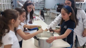Aula prática sobre bactérias do bem - Colégio Notre Dame  (10)